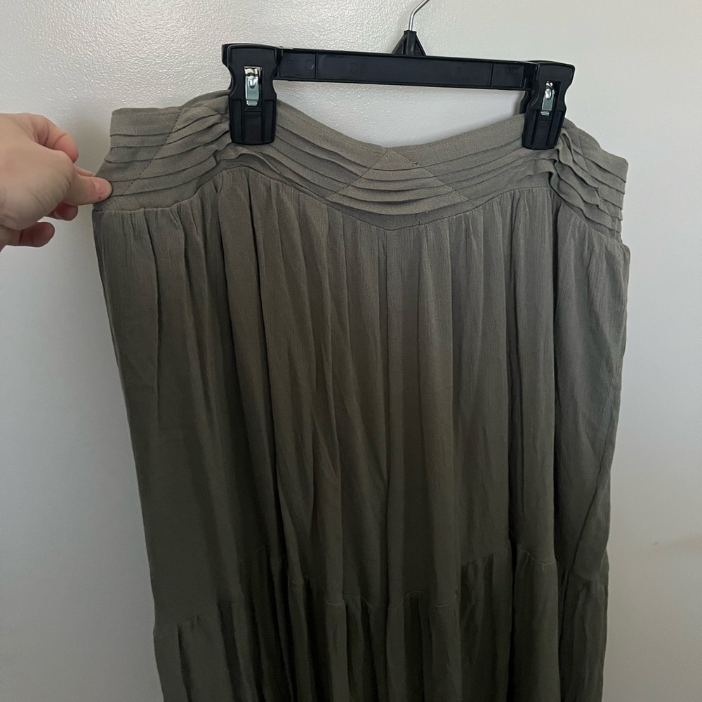 Pleated Wide-Leg Pants - Picture 3 of 6